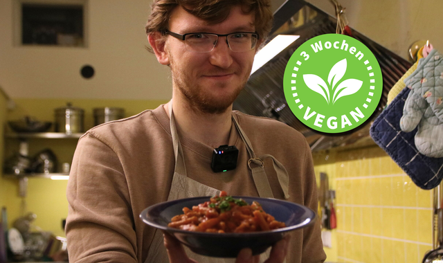 Drei Wochen vegan - Kochen im Ribollita Am Ende hat es Volontär Tobias Götz geschafft, etwas zuzubereiten. Und hält es zufrieden in die Kamera. Wie es dazu kam, sehen Sie im Video.
