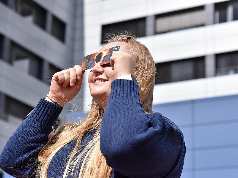 Doktorandin Laura Barteczko aus Erlangen probiert die Schutzbrille. Die Studienergebnisse ihrer Dissertation werden 2026 in der medizinischen Publikation „Die Ophthalmologie“ veröffentlicht. Doktorandin Laura Barteczko aus Erlangen probiert die Schutzbrille. Die Studienergebnisse ihrer Dissertation werden 2026 in der medizinischen Publikation „Die Ophthalmologie“ veröffentlicht.