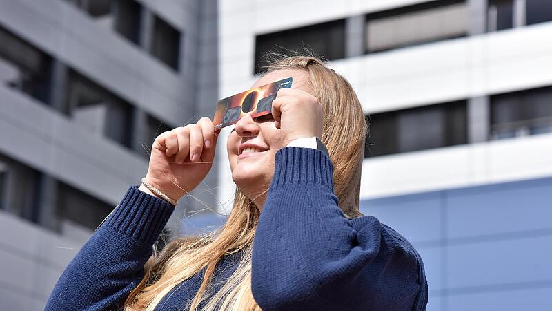 Doktorandin Laura Barteczko aus Erlangen probiert die Schutzbrille. Die Studienergebnisse ihrer Dissertation werden 2026 in der medizinischen Publikation „Die Ophthalmologie“ veröffentlicht. Doktorandin Laura Barteczko aus Erlangen probiert die Schutzbrille. Die Studienergebnisse ihrer Dissertation werden 2026 in der medizinischen Publikation „Die Ophthalmologie“ veröffentlicht.