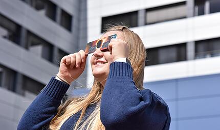 Doktorandin Laura Barteczko aus Erlangen probiert die Schutzbrille. Die Studienergebnisse ihrer Dissertation werden 2026 in der medizinischen Publikation &bdquo;Die Ophthalmologie&ldquo; ver&ouml;ffentlicht.