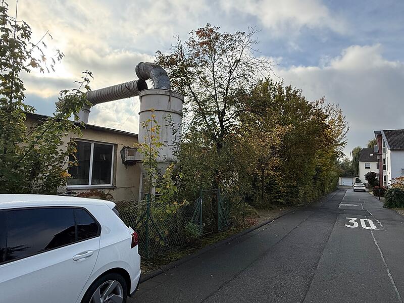 Karl-Schwengler-Straße WohnbauForchheim & Fränkische Schweiz Die Gewerbefläche in der Karl-Schwengler-Straße soll in Zukunft durch drei Mehrfamilienhäuser ersetzt werden.