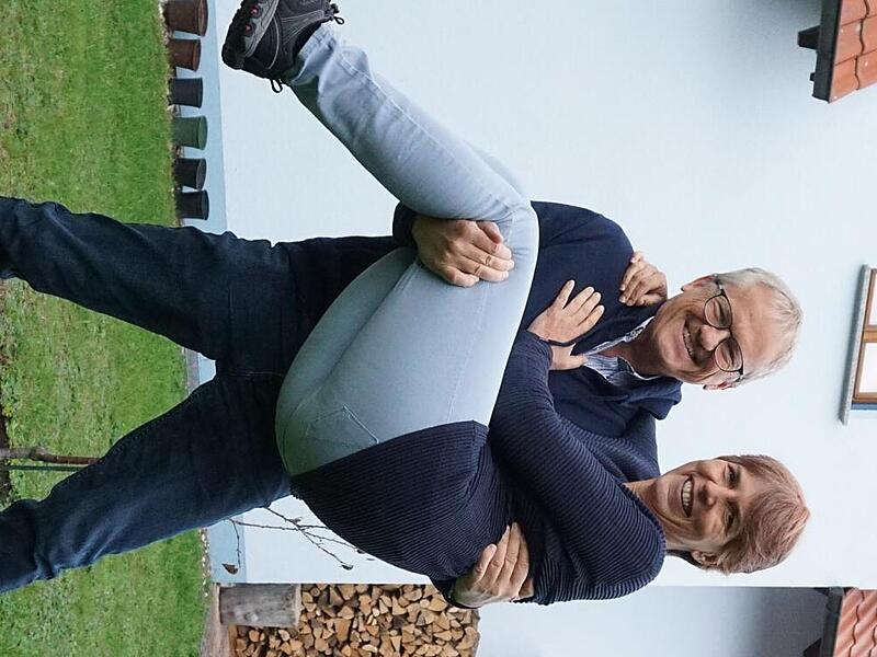 Ein Leichtes f&uuml;r Herrn Leicht: Bernhard Leicht aus Niederf&uuml;llbach bei Coburg tr&auml;gt seine Frau Corinna gerne mal auf H&auml;nden.