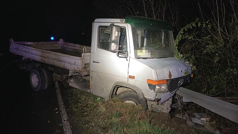 B 289/Saalfelder Straße: Lastwagen in Leitplanke