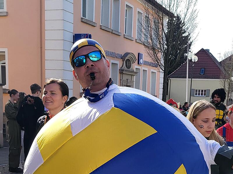 Viel los war am Faschingsdienstag, 4. März 2025, beim Faschingszug in Bad Brückenau.