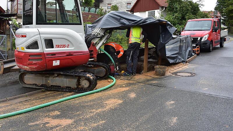 Die Arbeiten bei str&ouml;mendem Regen gingen bis in die sp&auml;ten Nachmittagsstunden.Forchheim & Fr&auml;nkische Schweiz