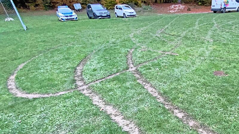 Auf dem Fu&szlig;ballplatz des FC Betzenstein drehte der Verkehrsrowdy seine Runden.