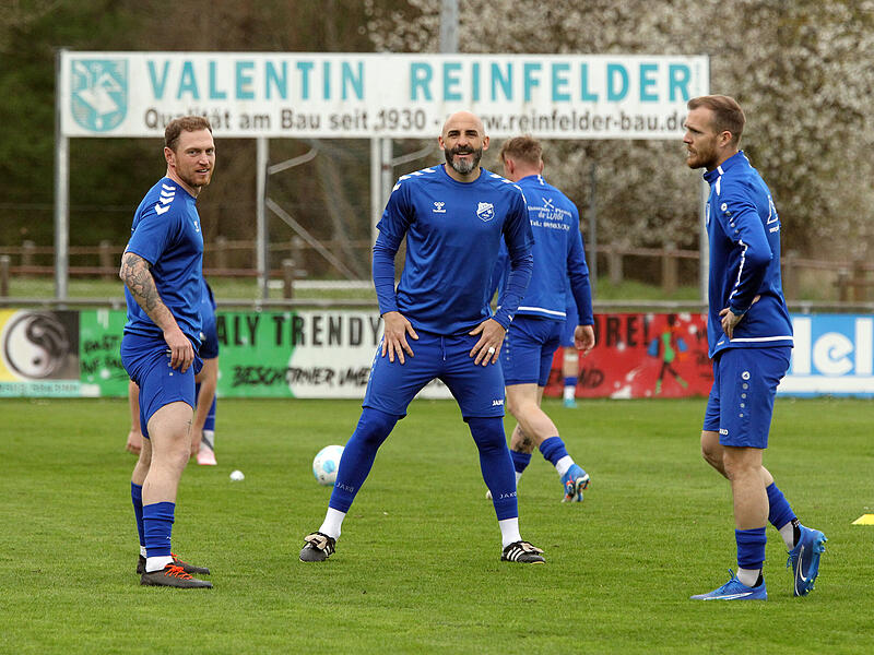 Erfahrenes Oberhaider Trio beim Warmmachen (von links): Dominik Schmitt, Javier Pinola und Trainer Fabian Baumg&auml;rtel