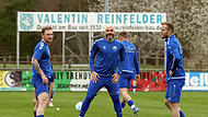 Erfahrenes Oberhaider Trio beim Warmmachen (von links): Dominik Schmitt, Javier Pinola und Trainer Fabian Baumg&auml;rtel