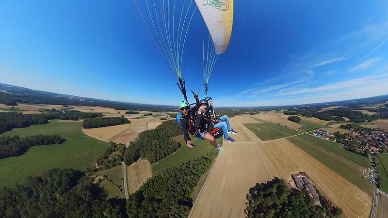 Ganz neue Perspektive: Josh Schrüffer zeigt Oli die Welt von oben.