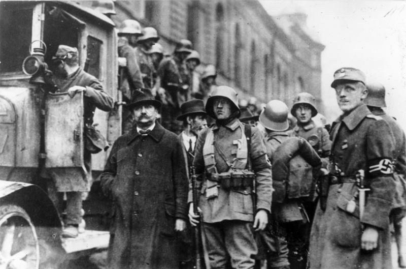 Putsch 1923: Schwer bewaffnete Hitler-Anh&auml;nger vor ihrem Marsch zur Feldherrnhalle am 9. November 1923.