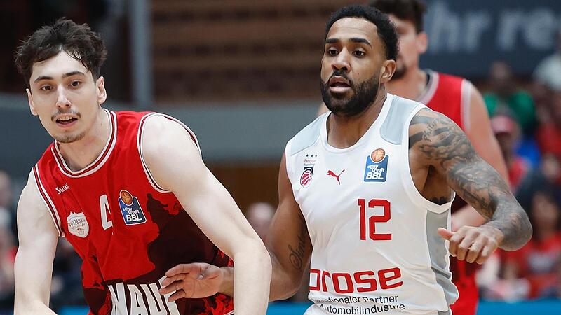Das Würzburger Eigengewächs Julius Böhmer (links) überzeugte im Hinspiel in 15 Minuten mit drei Punkten, vier Assists und drei Ballgewinnen. Hier behauptet der 21-Jährige den Ball gegen Bambergs Gerel Simmons.