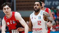 Das Würzburger Eigengewächs Julius Böhmer (links) überzeugte im Hinspiel in 15 Minuten mit drei Punkten, vier Assists und drei Ballgewinnen. Hier behauptet der 21-Jährige den Ball gegen Bambergs Gerel Simmons.