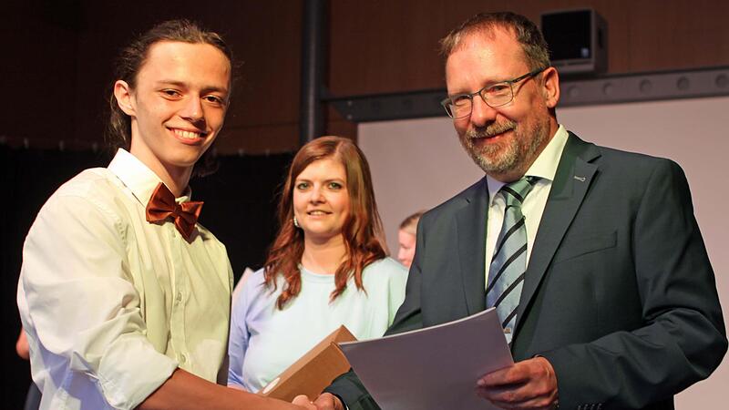 Mit der Traumnote 1,0 schloss Timo Beierlorzer aus Kronach die Realschule an der Maximilian-von-Welsch-Schule ab. Ihm gratulierten im Namen des Landkreises die weitere Stellvertreterin des Landrats, Marie-Therese Wunder-Barnickel, und Realschuldir...
