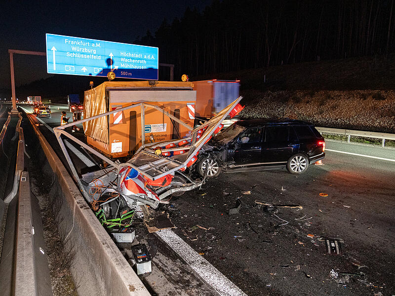 Land Rover kracht in Warnanh&auml;nger: Fahrer mittelschwer verletzt &ndash; Mindestens 100.000 Euro SchadenLandrover Warnanh&auml;nger A3