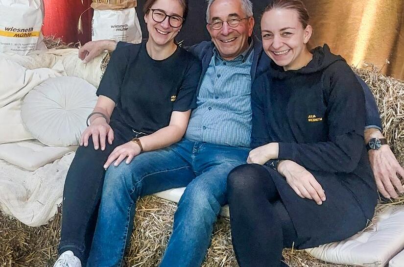 Heinrich Wiesneth und seine Töchter Luisa (links) und Julie – beides Müllermeisterinnen – freuten sich über viele Gäste zum Mühlenjubiläum.