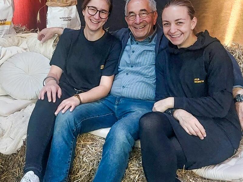 Heinrich Wiesneth und seine Töchter Luisa (links) und Julie – beides Müllermeisterinnen – freuten sich über viele Gäste zum Mühlenjubiläum.