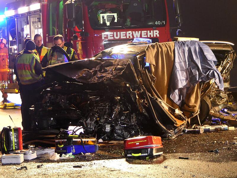 Nur noch ein Wrack blieb von dem VW Passat nach dem Frontalzusammenstoß übrig.