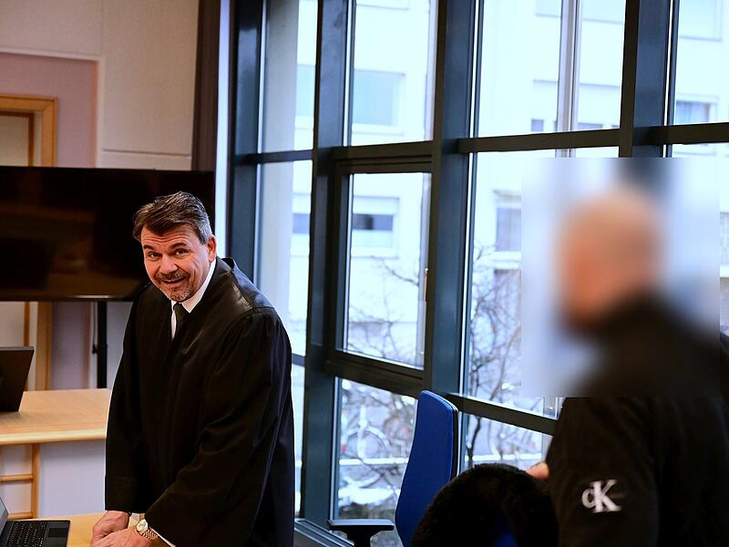 Rechtsanwalt Axel Altst&ouml;tter aus Bamberg und der Angeklagte im Gerichtssaal