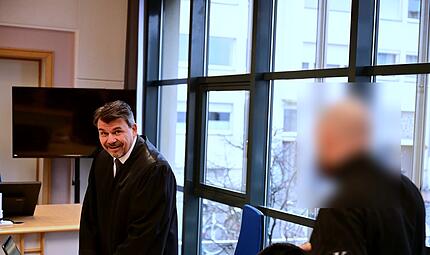 Rechtsanwalt Axel Altst&ouml;tter aus Bamberg und der Angeklagte im Gerichtssaal