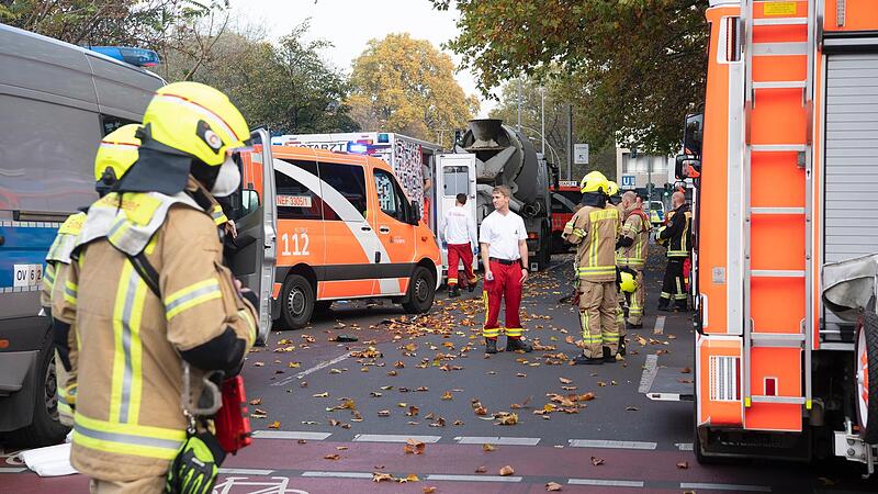 Nach einem Unfall in Berlin ist eine Radfahrerin gestorben. Ein Rettungsfahrzeug stand in einem Stau, den die &bdquo;Letzte Generation&ldquo; ausgel&ouml;st haben soll.