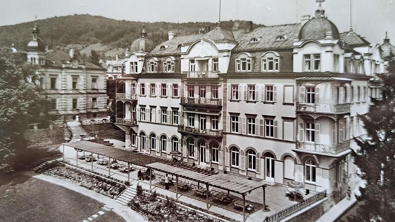 Der F&uuml;rstenhof in einer Zeit, als er noch als Sanatorium unter der F&uuml;hrung der Familie Sotier in Betrieb war; links die Eigent&uuml;mervilla &bdquo;Gordon&ldquo;