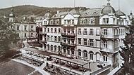Der Fürstenhof in einer Zeit, als er noch als Sanatorium unter der Führung der Familie Sotier in Betrieb war; links die Eigentümervilla „Gordon“ Der Fürstenhof in einer Zeit, als er noch als Sanatorium unter der Führung der Familie Sotier in Betrieb war; links die Eigentümervilla „Gordon“