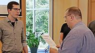 B&uuml;rgermeister Bernold Martin(rechts) vereidigt Tobias Fritzmann (ABS) aus Schildeck als neuen Marktgemeinderat.