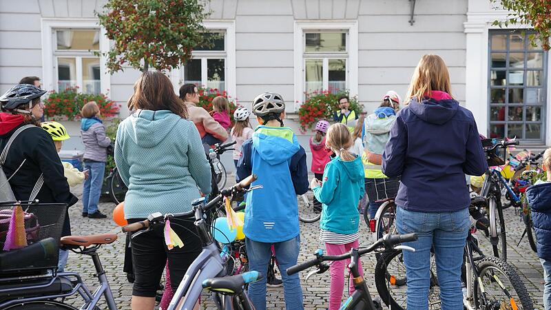 Am Marktplatz in Höchstadt endete der Fahrradkorso der Kidical-Mass-Demo mit einer Kundgebung. Am Marktplatz in Höchstadt endete der Fahrradkorso der Kidical-Mass-Demo mit einer Kundgebung.