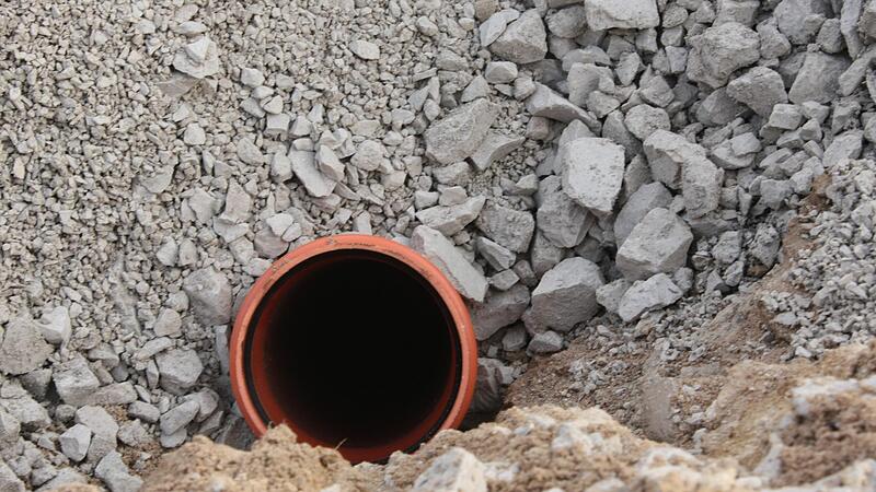 Die Wasserleitung auf dem Grundst&uuml;ck des Kronachers muss die Stadt stilllegen.