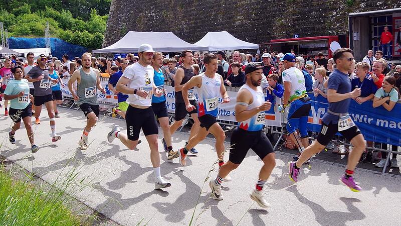 Gleich beim Start des Lucas-Cranach-Laufs vorne mit dabei: Sieger Henning Hubbert (Startnummer 421), Zweitplatzierter Felix Mayerh&ouml;fer (578) und Drittplatzierter Daniel F&ouml;rtsch (553).Lucas-Cranach-Lauf