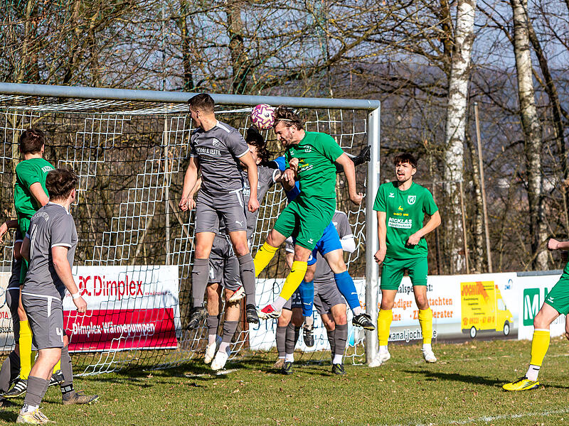 Der Kopfball des Katschenreuther Matthias Pistor (Mitte, gr&uuml;nes Trikot)  nach einer  Ecke  blieb ohne Erfolg und wurde von der Schauensteiner Abwehr gekl&auml;rt.