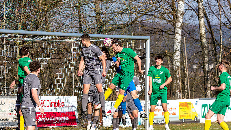 Der Kopfball des Katschenreuther Matthias Pistor (Mitte, gr&uuml;nes Trikot)  nach einer  Ecke  blieb ohne Erfolg und wurde von der Schauensteiner Abwehr gekl&auml;rt.