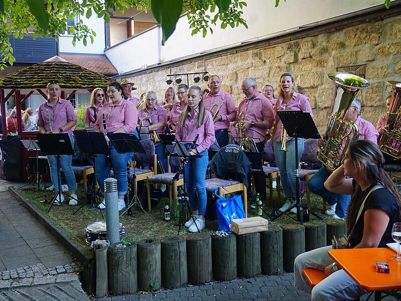 Die Blaskapelle spielt im Pfarrgarten von St. Martin in Forchheim auf, der etwas versteckt liegt.Forchheim & Fränkische Schweiz Die Blaskapelle spielt im Pfarrgarten von St. Martin in Forchheim auf, der etwas versteckt liegt.