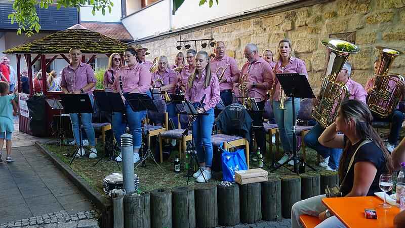 Die Blaskapelle spielt im Pfarrgarten von St. Martin in Forchheim auf, der etwas versteckt liegt.Forchheim & Fränkische Schweiz Die Blaskapelle spielt im Pfarrgarten von St. Martin in Forchheim auf, der etwas versteckt liegt.