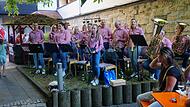Die Blaskapelle spielt im Pfarrgarten von St. Martin in Forchheim auf, der etwas versteckt liegt.Forchheim & Fränkische Schweiz Die Blaskapelle spielt im Pfarrgarten von St. Martin in Forchheim auf, der etwas versteckt liegt.