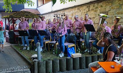 Die Blaskapelle spielt  im Pfarrgarten von St. Martin in Forchheim auf, der etwas versteckt liegt.