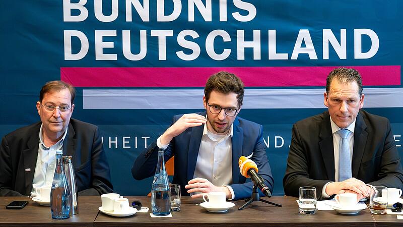 Bremen am Tag nach der Bürgerschaftwahl:  Niklas Stadelmann (M.) ordnet als Generalsekretär von "Bündnis Deutschland" den Wahlerfolg der "Bürger in Wut" ein. Neben ihm auf dem Podium sitzen die beiden "Bürger in Wut"-Politiker Piet Leidreiter (l.) und Jan Timke.