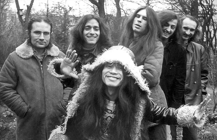 Die Krautrock-Combo "Can" im Jahr 1971: vorne Damo Suzuki und hinten von links nach rechts: Irmin Schmidt, Jaki Liebezeit, Michael Karoli, Ulli Gerlach and Holger Czukay