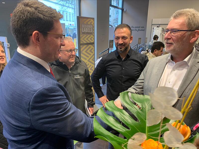 Auch Coburgs Oberbürgermeister Dominik Sauerteig (links) schaute bei der Eröffnung vorbei. Rechts der Standortleiter von TK Maxx in Coburg, der aber nicht zitiert werden darf.