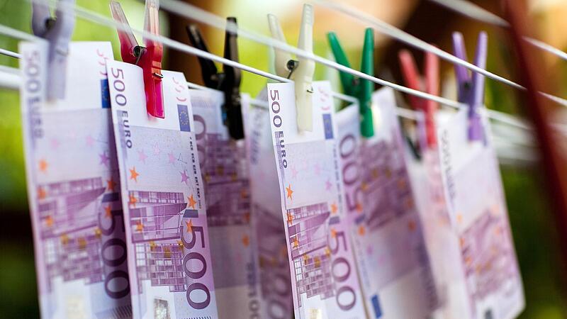 Zwei Männer stehen im Verdacht der Geldwäsche. Zwei Männer stehen im Verdacht der Geldwäsche.