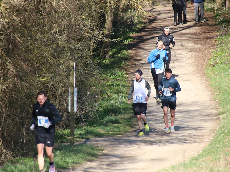 Strahlender Sonnenschein, aber nur niedrige Plusgrade erwartete die L&auml;ufer beim 19. Obermain-Marathon rund um Bad Staffelstein. Die Marathon-Strecke f&uuml;hrte wieder an den beiden Wahrzeichen der Kurstadt, dem Kloster Banz und der Basilika Vierzehnheiligen vorbei.