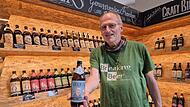 Bernd Hertl: Der Seniorchef der Schl&uuml;sselfelder Brauerei verkauft im Bierothek-Laden an der Kettenbr&uuml;cke ungew&ouml;hnliche Bier-Kreationen.