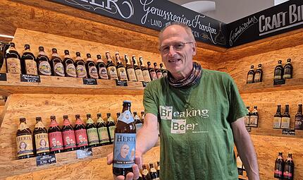 Bernd Hertl: Der Seniorchef der Schl&uuml;sselfelder Brauerei verkauft im Bierothek-Laden an der Kettenbr&uuml;cke ungew&ouml;hnliche Bier-Kreationen.