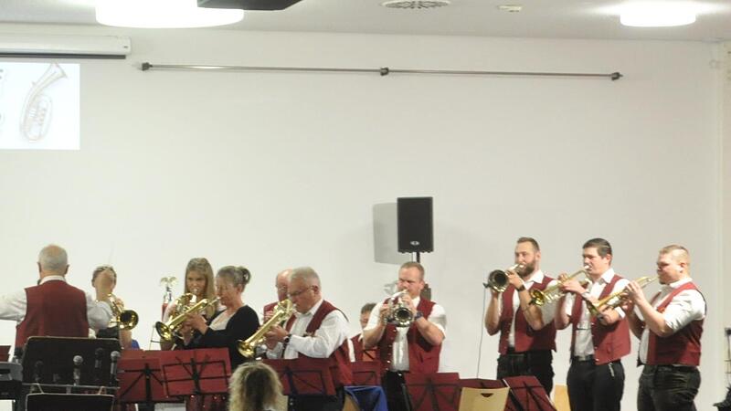 Die 30 Musikanten der Blasmusik Kraisdorf mit Dirigent Gerhard Eller