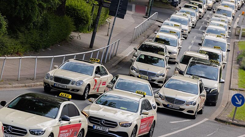 Taxifahrer demonstrieren gegen Mietwagenanbieter wie Uber Taxifahrer demonstrieren gegen Mietwagenanbieter wie Uber