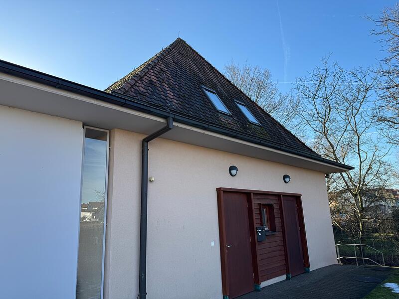 Der Dachboden &uuml;ber der Aussegnungshalle in Gro&szlig;enseebach ist nicht ausgebaut, die beiden Wohnungen im Nebengeb&auml;ude des Kindergartens sind vermietet. Obdachlose m&uuml;sste die Gemeinde  in Hotelzimmern unterbringen.