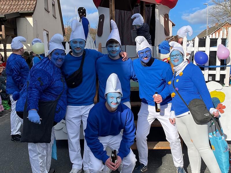 22 Wagen sowie Gruppen und 5000 bis 6000 Besucher: Der Faschingszug in Steinach versetzte das 1000-Einwohner-Dorf wieder in einen fröhlichen Ausnahmezustand. 22 Wagen sowie Gruppen und 5000 bis 6000 Besucher: Der Faschingszug in Steinach versetzte das 1000-Einwohner-Dorf wieder in einen fröhlichen Ausnahmezustand.