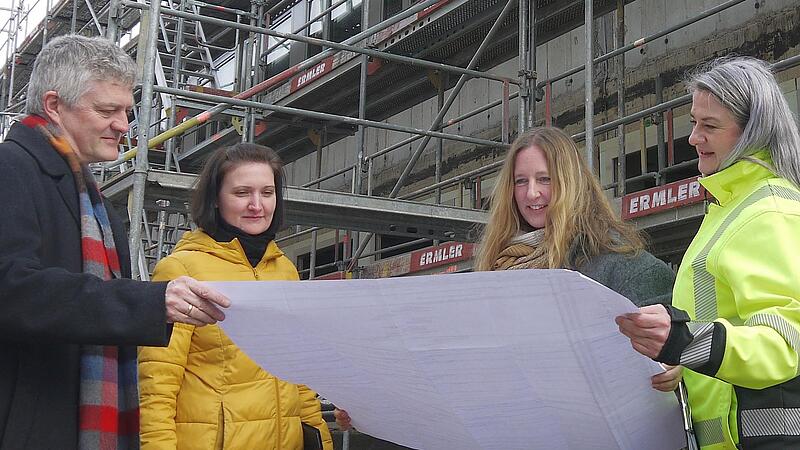 Abstimmung zwischen Planung und Realität: Karl-Heinz Sänger, Olga Denk, Andrea Aust und Sabine Engelhardt (von links) sind mit dem Stand der Generalsanierung am Arnold-Gymnasium zufrieden.