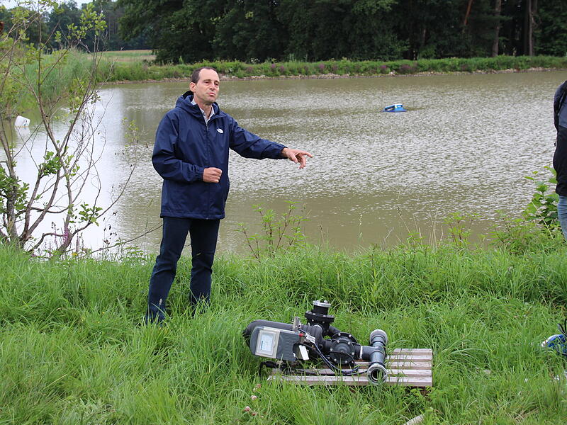 Zwischen Weiher und Pumpe erkl&auml;rte Bew&auml;sserungsexperte Martin M&uuml;ller, wie die Technik funktioniert.
