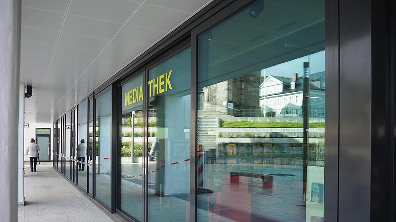 Nach der Sanierung des Rathauses wird die Mediathek ausschließlich mit LED-Leuchten beleuchtet. Auf digitale Bildschirmanzeigen in den Fenstern wird vorübergehend verzichtet.